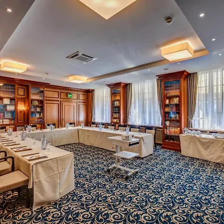 מלון Schlosshotel Karlsruhe 4*